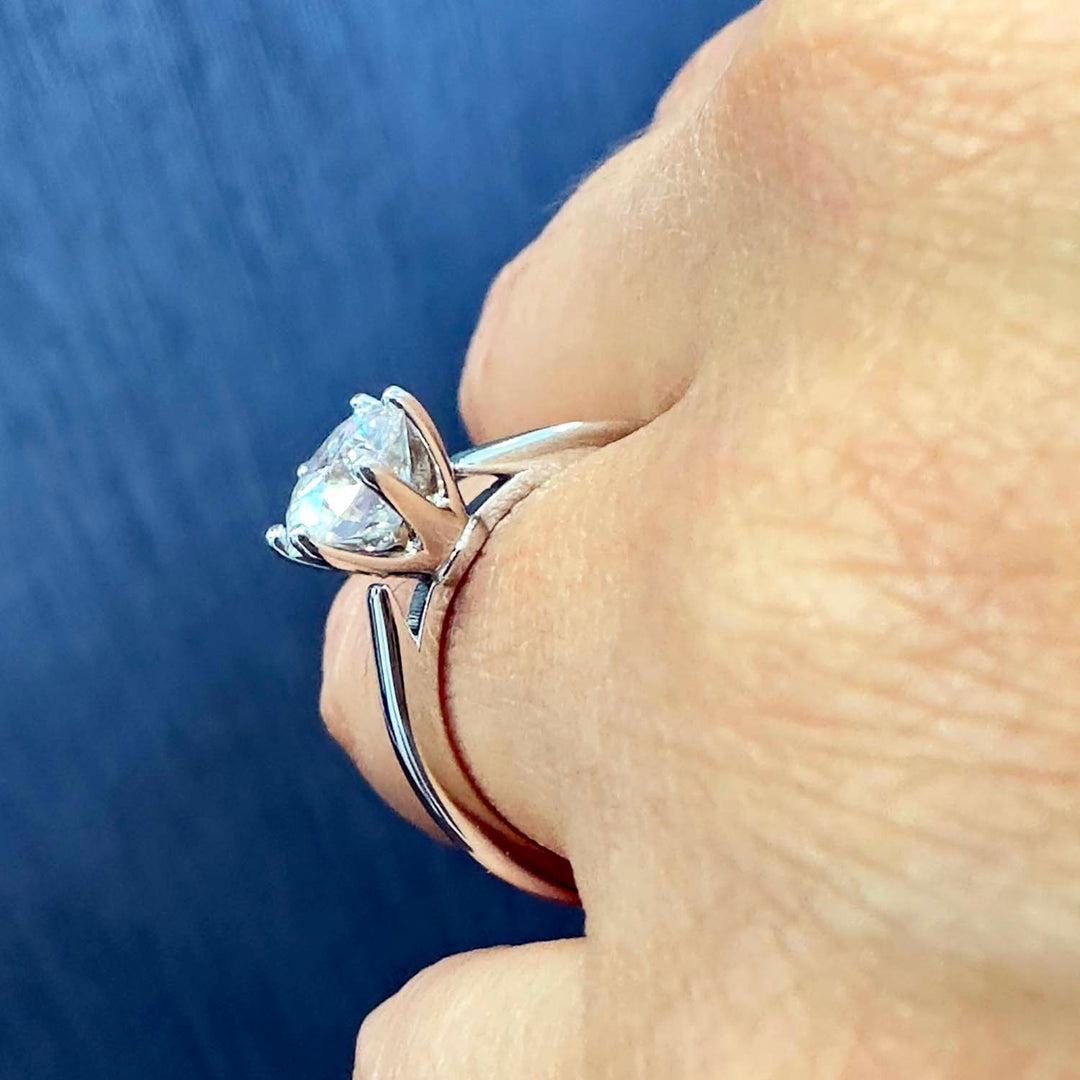 Round Solitaire Lab-Grown Diamond Engagement Ring in 14K Gold - Item - xnuj1523-100