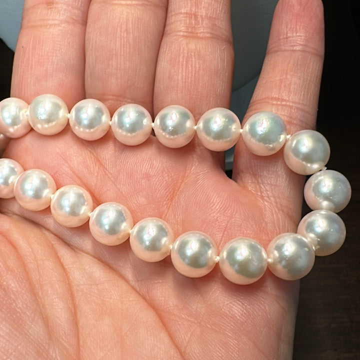 AA-quality Akoya white pearl necklace, 47 pearls (8.95-8.5mm), 14K white gold clasp with 6 small diamonds.