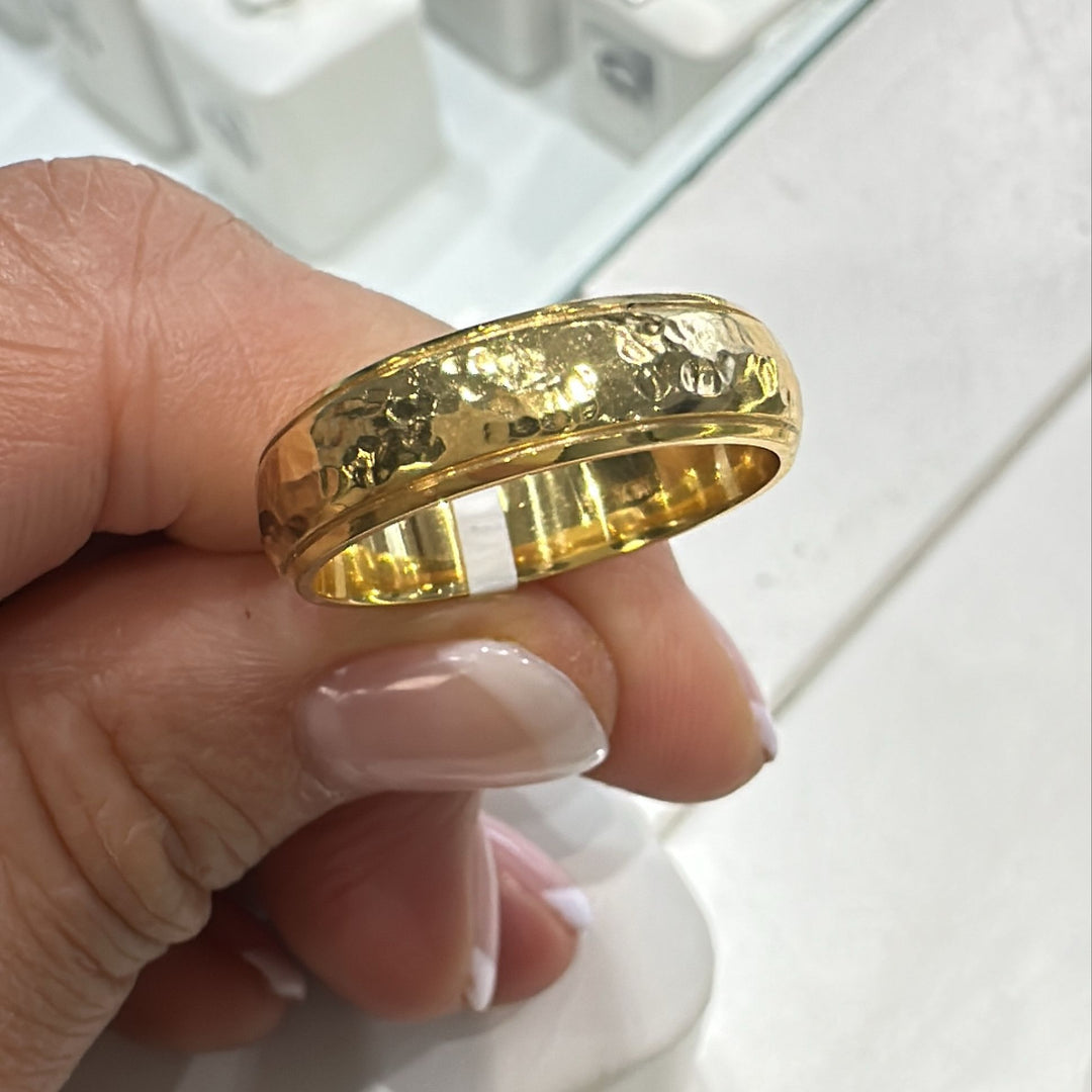 Men’s 10K yellow gold wedding band with hammered pattern and polished finish