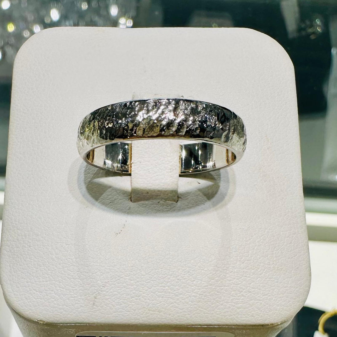 10K white gold men’s wedding band with hammered finish, 4.85 mm wide