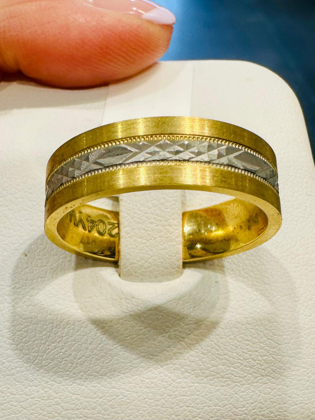 10K gold men's wedding band with diamond-cut white gold center and matte finish