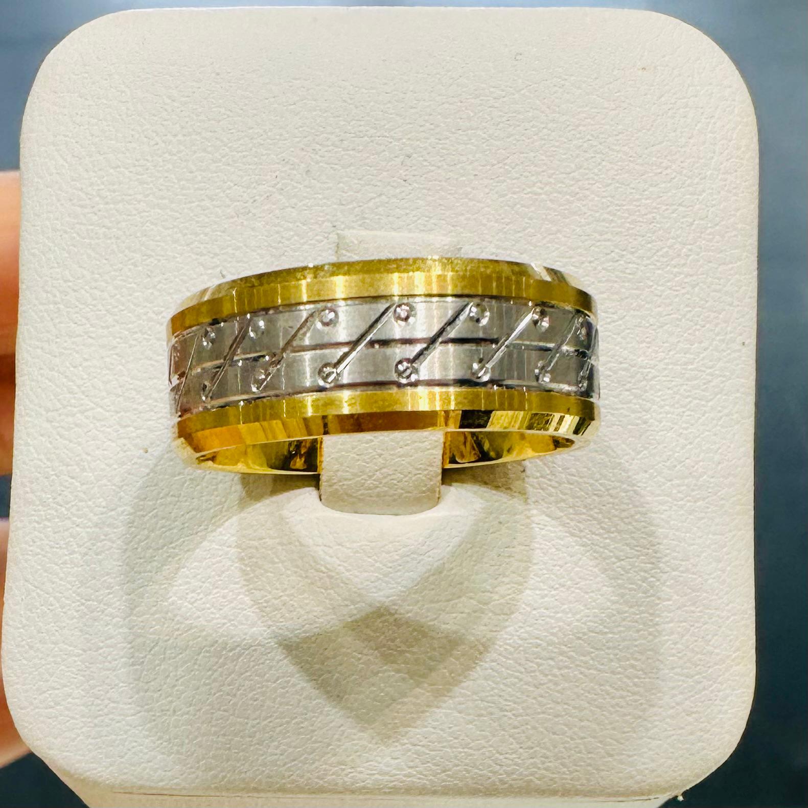 10K men’s wedding band with diamond-cut white gold diagonal pattern and polished yellow gold edges
