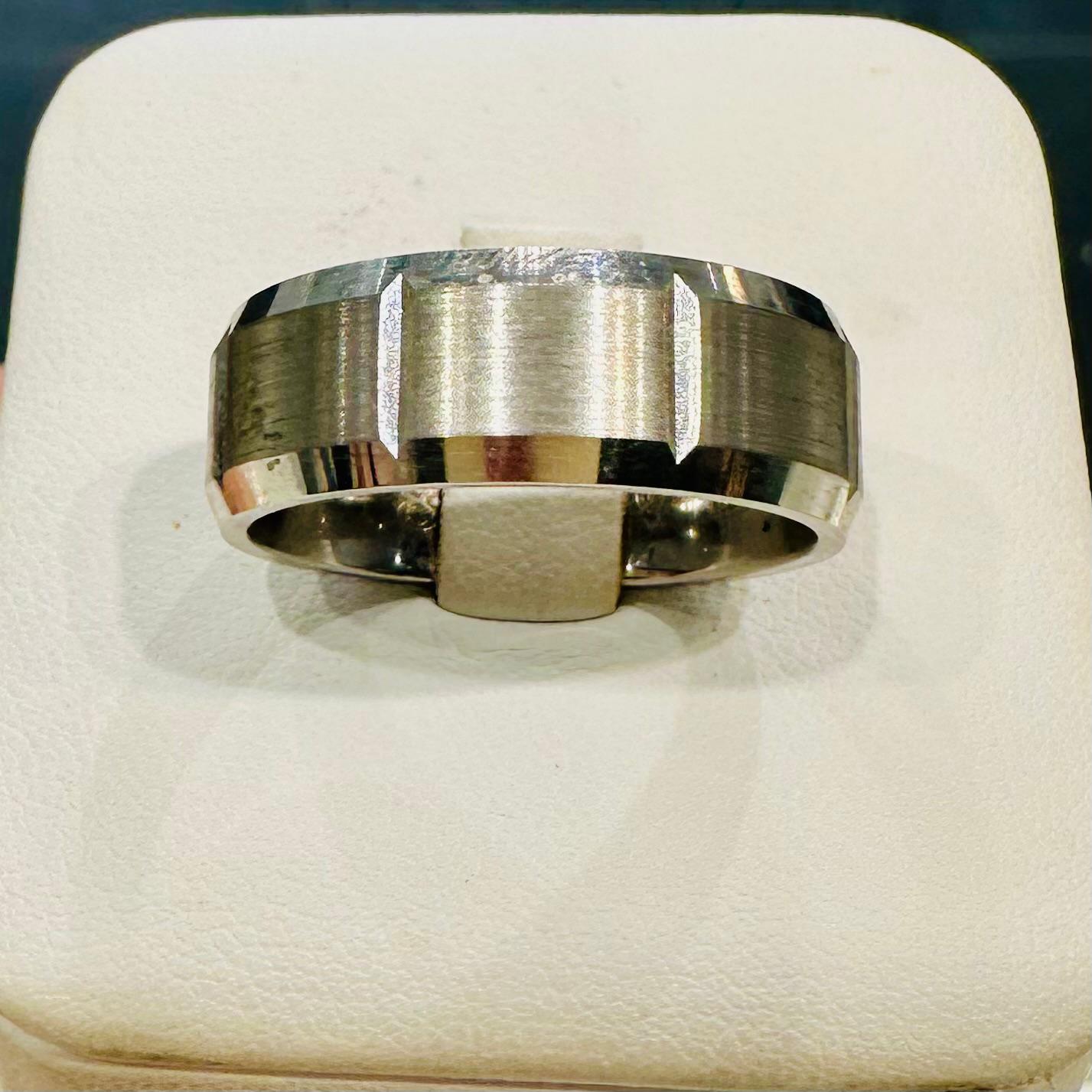 10K white gold men’s wedding band with matte center and faceted polished edges
