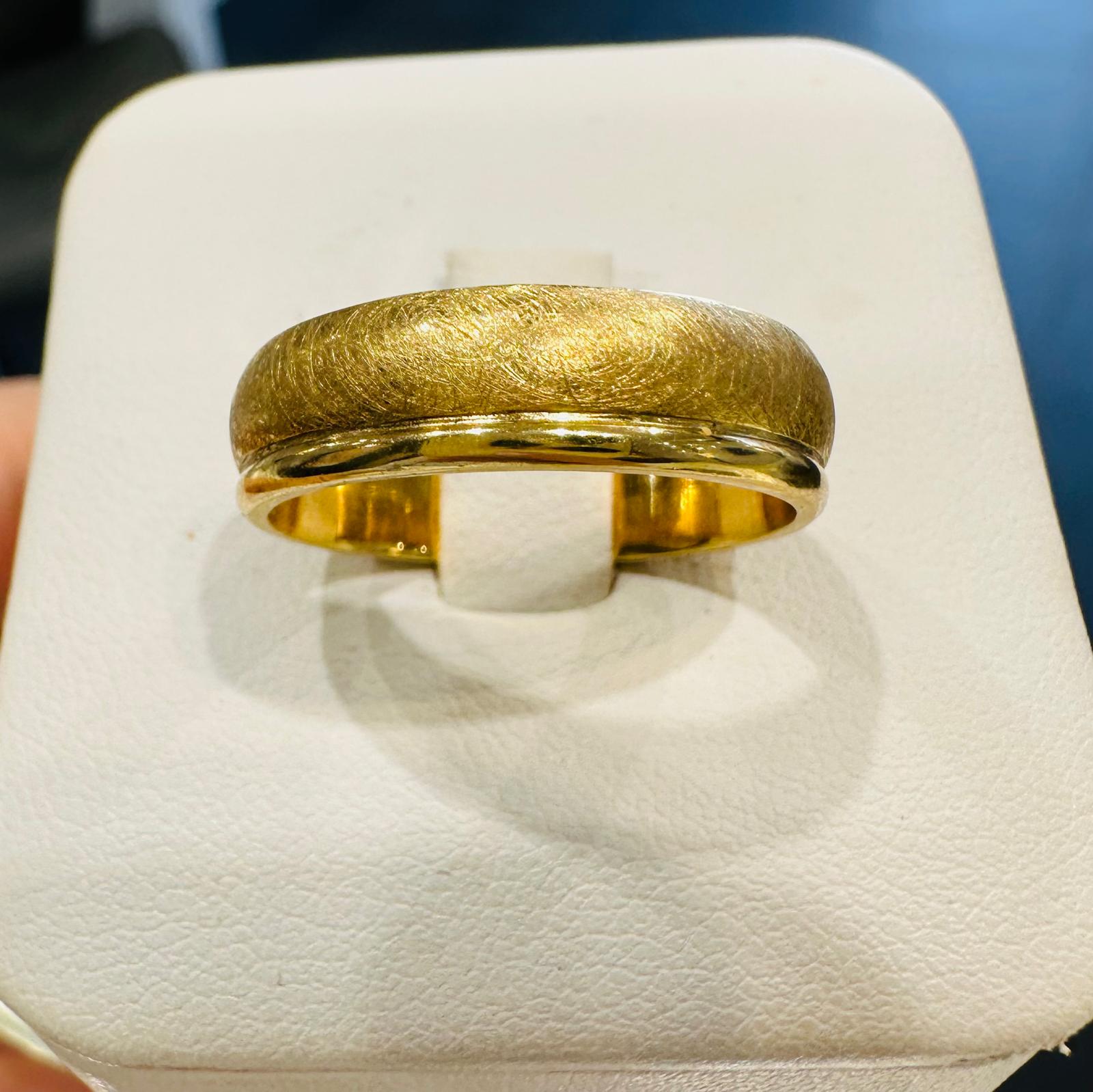 10K yellow gold men’s wedding band with satin-brushed center and polished edges