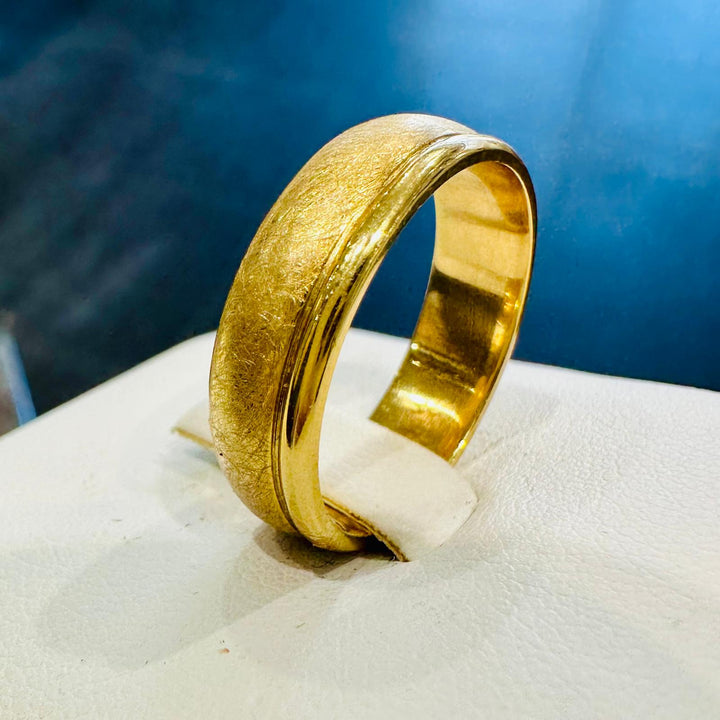 10K yellow gold men’s wedding band with satin-brushed center and polished edges