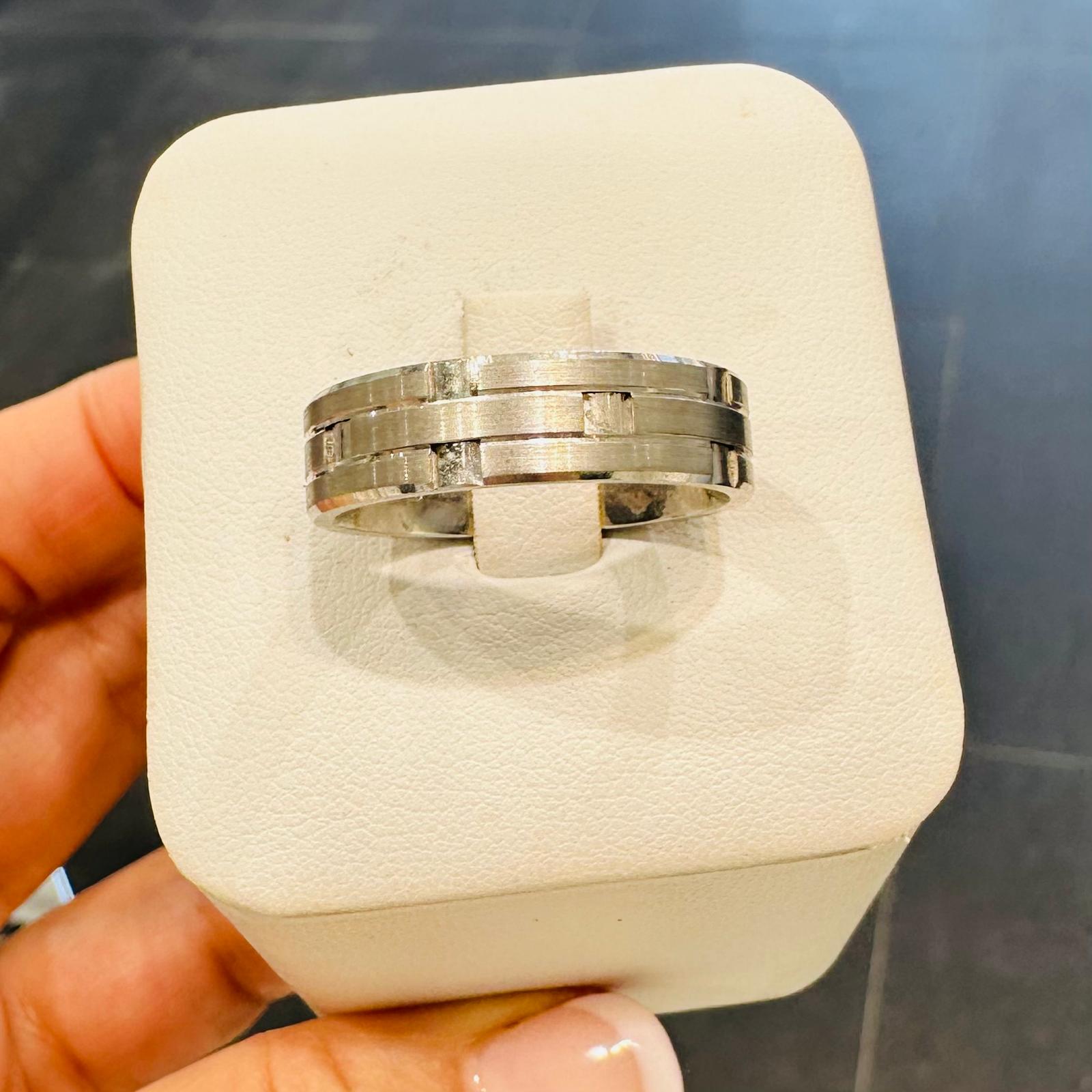 10K white gold men’s wedding band with brushed center and segmented groove pattern
