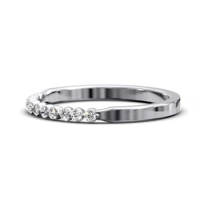 Tapered band with shared prong set round diamonds in minimalist design